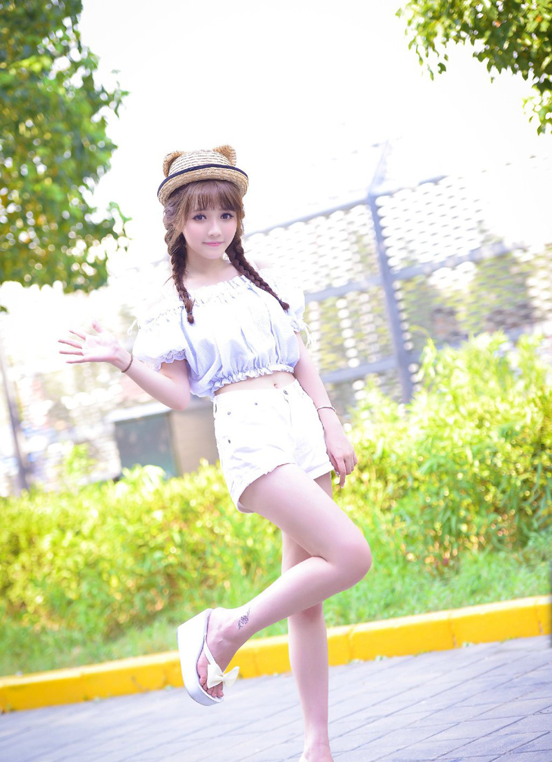 “如果夫君不小气的话，姐姐就真该担忧你的将来了。”大乔苦笑道，如果吕布真的一点反应都没有，那就证明，小乔在吕布眼里，依旧是个玩物，现在整个乔家都迁来了长安，仰吕布鼻息生存，如果他们姐妹失宠了，那对乔家来说，就是一个巨大的打击，就算吕布不去对付乔家，也不会再关照，那些嗅觉敏锐的政客们绝对不会放过这个打击乔家的机会。